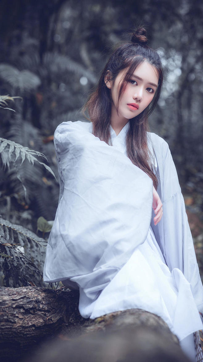 拔剑绕残樽，
歌终便出门。
西风满天雪，...