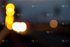 夜景模糊了车灯