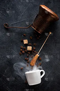咖啡的概念。塞兹韦，咖啡豆和糖制作咖啡的原料，在一个黑色的背景平铺