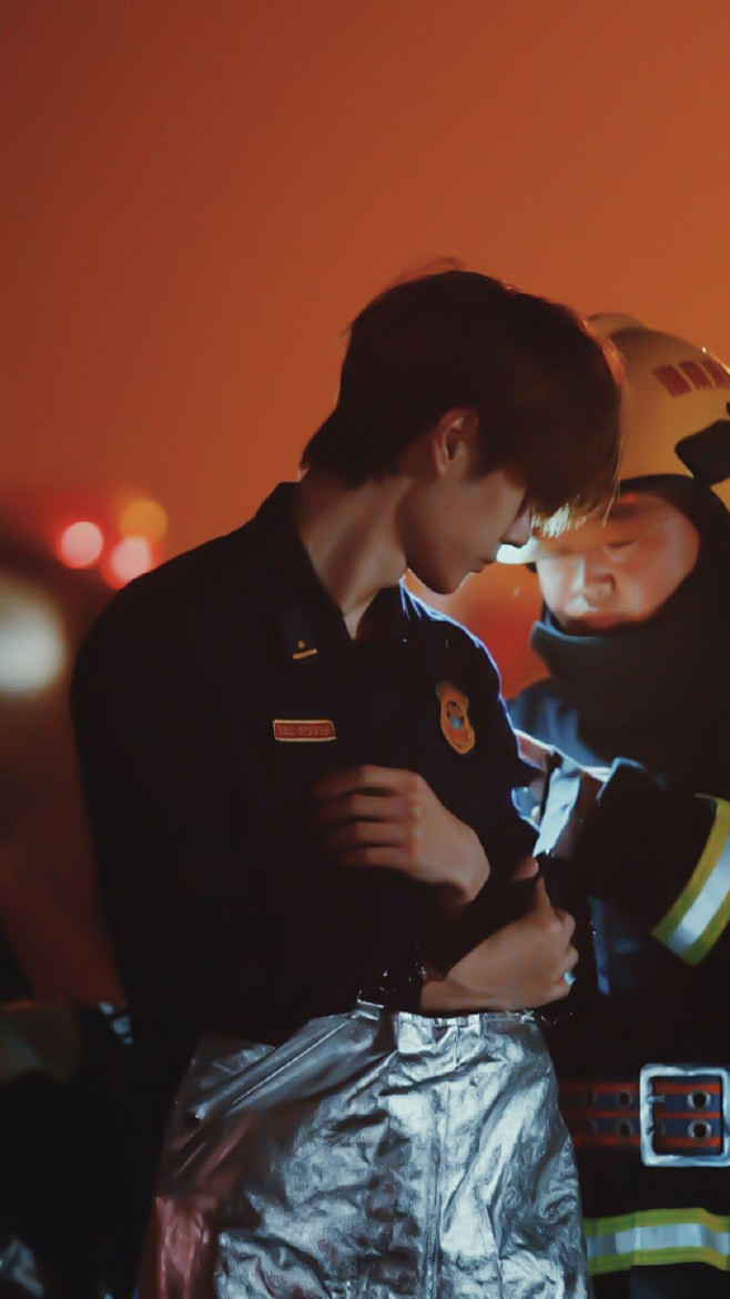 他从火光中走来wyb王一博明星消防员