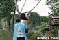 【一定要看！一个关于“滚滚”的暖心动态图】大熊猫在树上不肯回窝，饲养员过来叫它回家，然后↓↓↓网友配音：“快下来！”“不要”“来，乖啦～”“喔…好吧”喜欢大熊猫的转！@iPanda熊猫频道