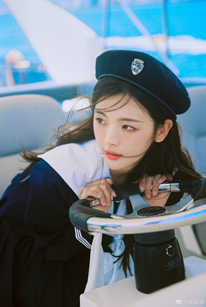 组图：杨超越晒九宫格夏日写真 穿水手服精...