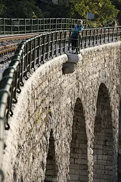 女摄影师在铁路桥上