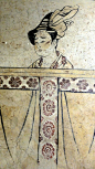 洛阳古代艺术博物馆唐代赵逸公墓壁画，画中侍女发型不同面妆相似，八字眉，俩颊斜红，为晚唐流行的“啼妆”，白居易诗中曾写道“妆成尽似含悲啼”。第六图是行叉手礼的男侍，叉手礼也是晚唐礼节之一，柳宗元诗曰“逢人手尽叉”。另外这个博物馆真是值得推荐。 ​