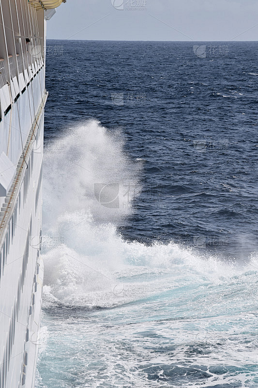 波浪冲击着船头