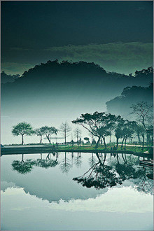 大湖之晨--台湾大湖公园。凭栏眺望，如真...