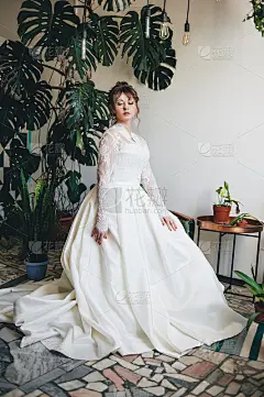 穿着婚纱的漂亮女人在郁闷的生活解放军