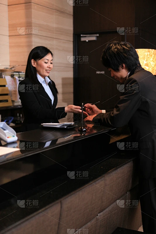 酒店服务台,男商人,东京,登记人,门卫,前台,酒店,礼节,垂直画幅,套装素材-花瓣网