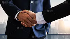 成功洽谈和握手的概念，两个商人握手庆祝合作伙伴关系和团队合作，生意成交