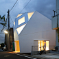#建筑设计#Atelier Tekuto设计的日本白色棱角住宅。“主要概念之一就是‘设计天空’，因为当房子处在周围都是住宅的近郊，天空就是建筑能够直接接触的最重要的自然元素了。”建筑师说，“这个多面体的屋顶面成为了联通屋内空间和天空的中介。”