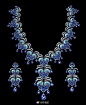 Chopard 推出「La Parisienne」高级珠宝系列，由品牌艺术总监 Caroline Scheufele 亲自设计。新作以绮丽的花纹来诠释巴黎人的优雅风格，由2件成套的项链和耳坠组成，以彩宝和 Chopard 擅长的电镀钛金属来诠释浪漫的「紫色」。<br/>青金石雕刻为立体的花朵造型；坦桑石呈现水滴、弧面两种琢形；钛金属则电镀 ​​​​...展开全文c _Jewellery Illustration采下来_T2019513 #率叶插件，让花瓣网更好用_http://ly.jiuxi