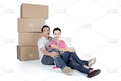 一堆纸板箱的甜蜜情侣