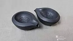 公道杯，对于手工和机器的关系，陈鹏飞说，“不能以手工的艰辛来换取产品的附加值，而是应该将人类双手超越机械的更多可能性，以恰当的方式释放出来。”比如在机器解决不了的形态、工艺上，手工就有它发挥潜能的价值，飞形物为此专门聘请了一些老国营厂的师傅，他们熟稔传统的釉和材料特点，由他们来控制机器的生产，能尽最大发挥他们的专业价值。