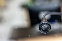 在电脑室的麦克风，讲话者通知听众的背景不聚焦，选择性聚焦麦克风