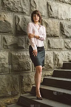 年轻的女商人摆姿势