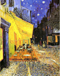 《夜晚的咖啡馆—外景》《阿尔夜间的露天咖啡座》是凡高在１８８８年，花了三个夜晚画好的油画。
蓝色与黄色向来是梵高的最爱，这两种对比色，一个诉说着恬静的心情，一个代表着喧闹的气氛，在这幅画中，即便静谧的蓝色夜晚将之，但由鹅卵石铺成的广场，在黄色调的灯光下，依旧展现着人们的欢乐与活力。