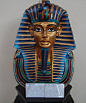 图特卡蒙（古埃及法老）曾为埃及历史上被称为‘新王国’时期的统治者，第十八位埃及法老（在位时间：公元前1323年—公元前1332年）。他通常被称为图特国王，原名Tutankhaten，意为‘阿托恩’的象征（古埃及信奉的太阳神），而Tutankhamun意为‘阿蒙’的象征。1922年，霍华德·卡特和乔治·赫伯特对于卡那封郡第五伯爵图特卡蒙墓穴的发现，以及墓穴的完好程度引来了全球新闻媒体的争相报道。这使外界对于古代埃及文明的兴趣被再次点燃。图特卡蒙法老的面具现收藏于开罗博物馆，仍然作为最流行的埃及符号存在着。他