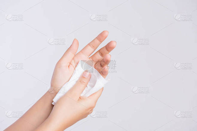 女人用纸巾擦手。医疗保健理念.