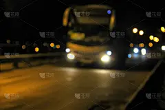夜景模糊了车灯