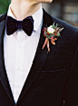 风度和温度尽显的男士天鹅绒套装！来自：婚礼时光——关注婚礼的一切，分享最美好的时光。#新郎造型##天鹅绒##领结#