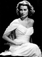 格蕾丝·凯利：
    Grace Kelly（1929-11-12至1982-09-14）：生于美国费城，美国影视演员，摩洛哥王妃。1950年出演第一部电影。1999年被美国电影学会选为百年来最伟大的女演员第13名。
    代表作：正午，乡下姑娘，后窗，电话谋杀案
    ”倾世皇妃“格蕾丝·凯利闻名于世的理由很多，绝世的美貌、奥斯卡影后、王子公主的婚姻、悲剧的命运。但等到一切喧嚣散尽，她铭刻在人们记忆中最多的还是那不曾在时光中陨灭的优雅以及时尚。她成为了很多人灵感的来源，也是很多人模仿的偶像。