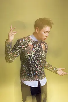 潘玮柏受邀参与海报时尚网《星妆上报》美容大片拍摄：帅了10年也不过期？！他和吴昕的恋情简直是在为直男正名！