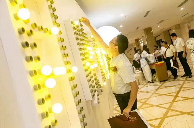 点亮的灯泡签到