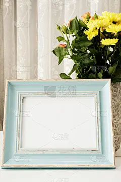 采购产品海蓝色框架模型，数字模型，显示模型，海风格库存摄影模型，彩色桌面模型。带有橙色玫瑰和黄色菊花