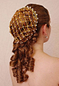 【Snood or hairnet】有人问这种在一些欧洲中世纪电视剧中经常出现的发网叫什么，其实就叫“Snood”，是一种常见的女性固定头发的发饰。这种发饰最早流行于都铎王朝的贵族女性中，类型多种多样，如黄金制的包裹住整个发髻的，珍珠或者粗线网状兜住头发的，固定在辫子中的等等，在很多肖像画中能看到。