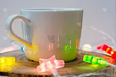舒适的静物生活，一杯咖啡放在木架子上，还有彩色的星星花环