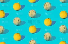 时髦的阳光夏天模式与瓜水果在明亮的浅蓝色背景。最小的夏天的概念。