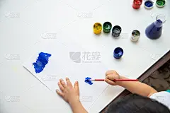 小男孩在纸上手绘。可爱的小男孩正在坐着画画。呆在家里