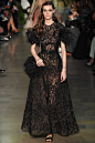 Elie Saab Spring 2015 Couture。艾莉·萨博2015春夏巴黎高级定制时装周在一片片绿色植被花丛中拉开帷幕。本季，以“忧伤的挽歌”向家乡贝鲁特致敬，Elie Saab以“花”为主题，重笔墨于轻盈的流苏与立体花朵装饰之上，结合他对美的深刻理解，用亮片刺绣点缀于薄纱中，轻绢曼纱、珠罗蕾丝，宛若花仙精灵，美得令人窒息。