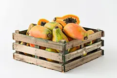 水果框里的新鲜木瓜水果图片