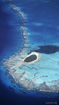 汤加王国是由大大小小173个岛屿组成，位于太平洋西南部赤道附近、国际日期变更线的西侧，世界上新的一天最先从这里开始。——汤加