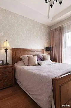 13万打造的165平欧式乡村复式三居，在装修颜色上选择了暖色调，白色偏粉色的碎花壁纸，浅咖色的麻布沙发。让人走进这个屋子的第一种感觉就是很放松，很休闲没有压力。