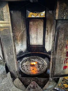 闭上手在庙里烧香，点燃红烛火。亚洲佛教文化理念