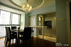 描述：此套案例是一套小三房的房型,本案例运用蝴蝶花的元素作为整个案例串连起来的主线,屏风,挂画,壁纸及抱枕无不围绕着这个元素,色调采用灰蓝,银色,白色为三个主要的基调,比较特色的空间规划在于厨房的处理,厨房分割出油烟区及开放区,这样即保证了油烟不渗入餐厅,也可以拥有一个开放式厨房.卫生间的干区也是亮点之一,利用屏风的结构使干区空间若隐若现,美观大方.
