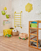 装饰婴儿房角落风格与床挂玩具和白色砖墙背景.