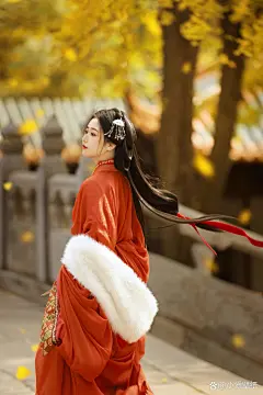 秋风起，红衣舞，古城墙边，她如画...@小爱壁纸的动态