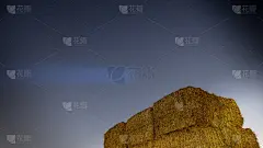 长时间曝光的夜景，孤立的方形干草堆在农村农田-以色列