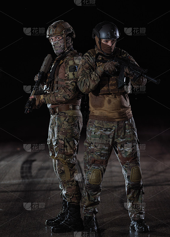 士兵们在夜间执行任务