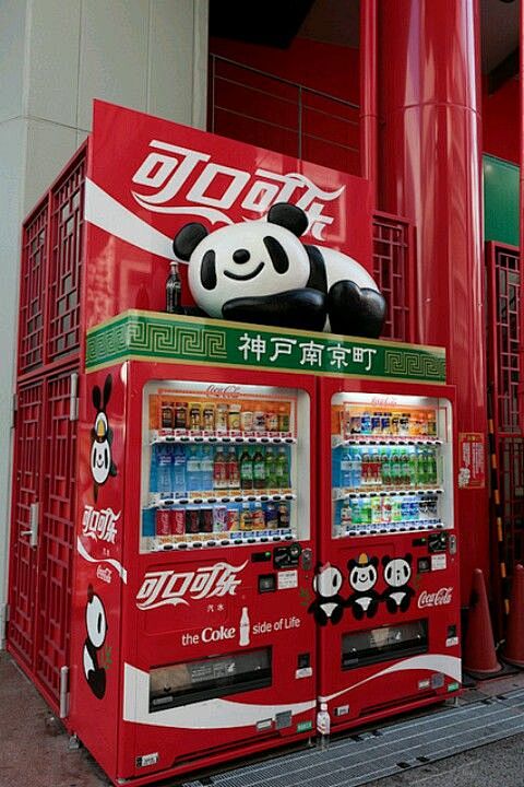 熊猫在日本上野装饰了可口可乐自动售货机。...