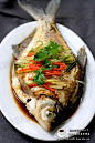 清蒸鱼（俺娘做出来貌似不是这个样子的） 
材料：鱼600克、葱10克、姜10克、红椒10克、蒸鱼豉油2茶匙（10ml）、醋1茶匙（5ml）、色拉油1茶匙（5ml）、料酒2汤匙（30ml）、盐适量。 #晚餐#