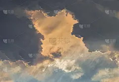 太阳穿过天空的云彩。云的形状唤起人们的想象力和创造力。它们可以用作壁纸，看起来很神奇。