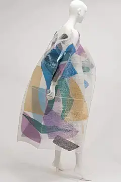 你用的那叫抹布 三宅一生用的才是面料（褶皱大师没有之一） : 更多独家素材分享欢迎添加博主微信 Wlb109701 　　三宅一生（1938年4月22日－），日本著名服装设计师，他以极富工艺创新的服饰设计与展览而闻名于世。其后创建了自己的品牌，它根植于日本的民族观念、习俗和价值观，