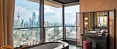 精选外滩套房 : 上海宝格丽酒店精选外滩景观套房各种设施一应俱全，包括独立起居室、可供8人就餐的餐厅、配有私人藏书的独立书房，以及宽广的外滩全景视野。 内设3台高清电视、客用卫生间、双人盥洗盆、宽敞的步入式衣帽间、步入式淋浴间、智能坐便器、全景落地窗等。入住宾客将尊享专属服务，包括24小时贴身管家服务 ...