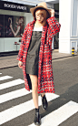 很亮眼的红色中长款毛呢大衣，简约气质的版型，上身洒脱时尚，内搭PU皮背带连衣裙+T恤，摩登时尚，街头范十足
 #名模# #日韩# #时尚# #街拍# #优雅#