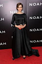 2014年3月Emma Watson身着Oscar de la Renta出席电影《Noah》纽约首映。【图】年度最美的20个Oscar de la Renta红毯时刻_星秀场_潮流服饰频道_VOGUE时尚网