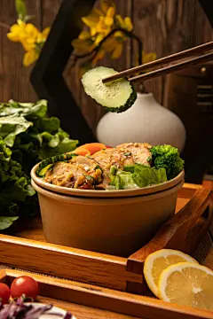 香汁鸡米饭轻食便当美食摄影图